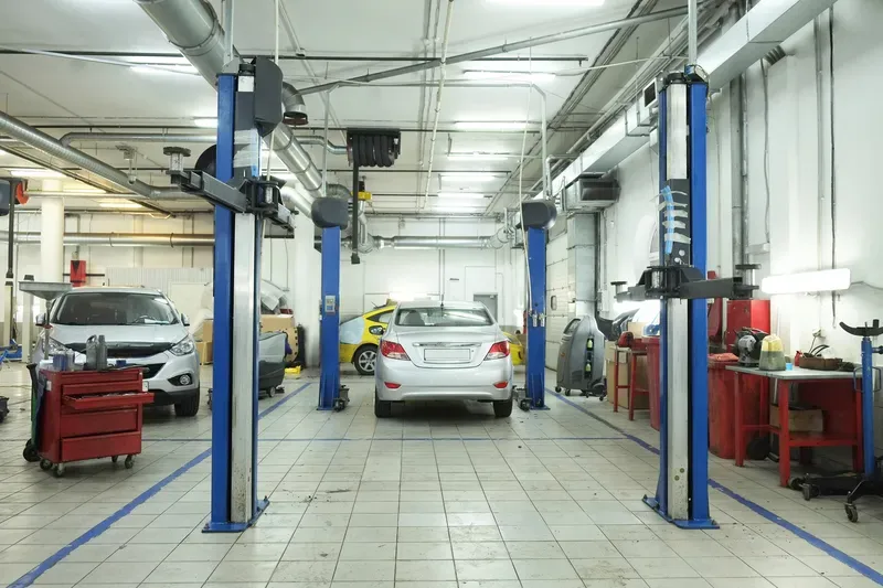 Interior de service auto cu elevatoare in Cluj-Napoca