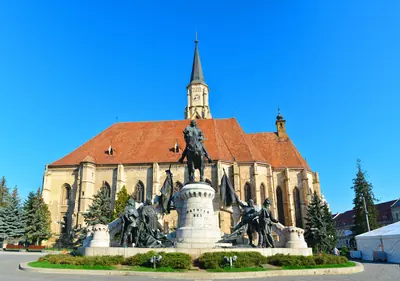 Piața Unirii din Cluj, cu statuia lui Matei Corvin și Biserica Sfântul Mihail