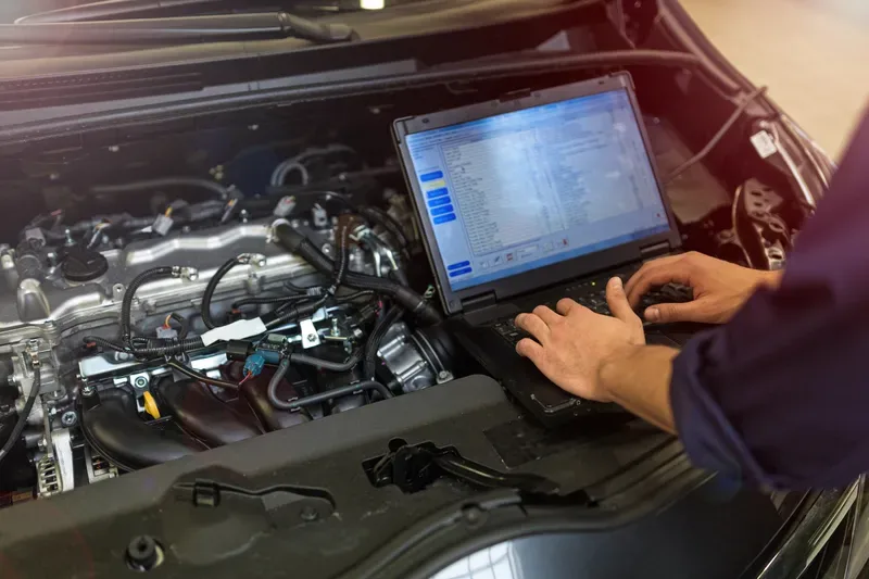 Diagnoza auto computerizata cu laptopul conectat la masina