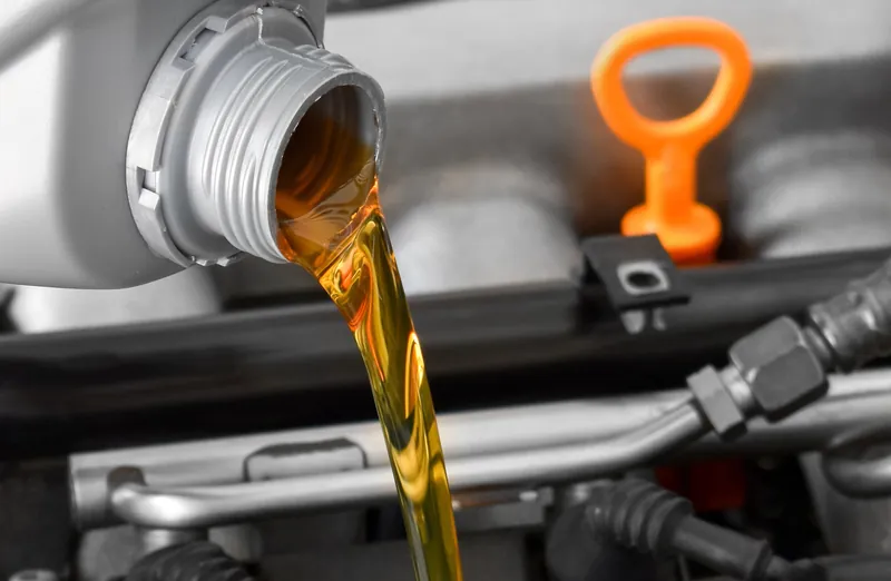 Ulei de motor turnat în motor la un schimb de ulei